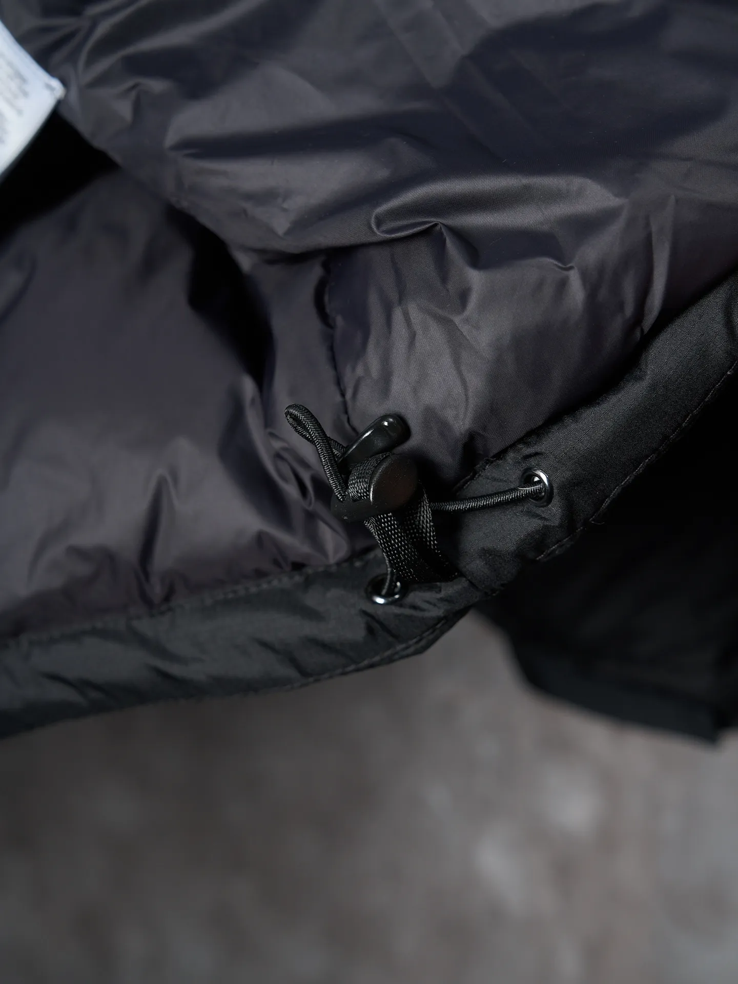 P940 Actual auction】Ralph Lauren/Ralph Lauren classic red label pony embroidered zipper hooded down jacket [Ready stock] S M L XL is made of 90 white duck down with a weight of 260g, ensuring excellent thermal insulation performance. After strict screening and processing, the velvet is not easy to drill, ensuring durability. The nylon fabric has good windproof and waterproof properties, which can effectively block the intrusion of wind and rain from the outside. It keeps the interior dry and is suitable for wearing in humid or rainy environments.  The red label on the chest is made with an imported MECLO embroidery machine. The original pattern is scanned first, and then high-quality silk thread is used to make a pattern. The density effect is adjusted by continuous pattern making.  Detachable hood: The down jacket is equipped with a detachable nylon hood, which users can easily remove or install according to weather changes or personal preferences, which is both practical and convenient.  Exquisite details: the zipper design is simple and elegant, easy to operate; the closing design of the cuffs and hem effectively prevents the intrusion of cold wind, improving the warmth and comfort of wearing.  All the hangtags, wash marks, air holes, and four-button buttons are all custom-made using original one-to-one molds.